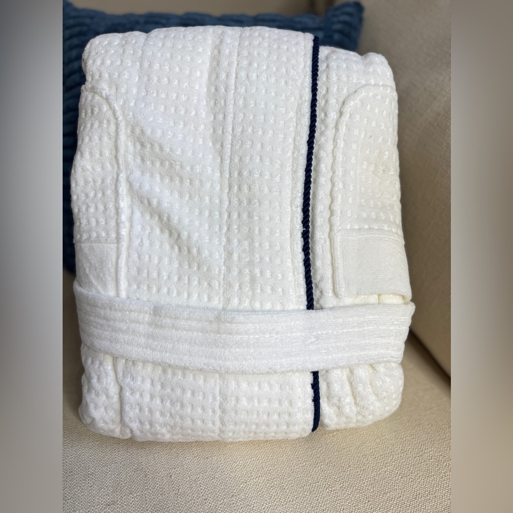 NWT Vintage Royal Caribbean White Bathrobe with Navy Piping - Picture 2 of 5